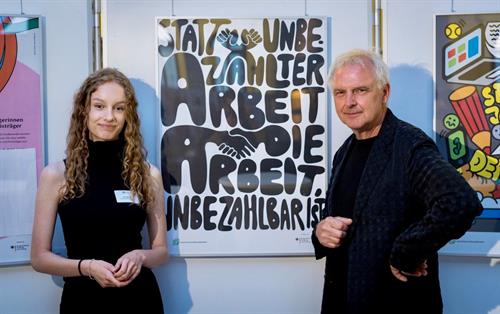 Prof. Wilfried Korfmacher mit der Gewinnerin des 37. Plakatwettbewerb des Deutschen Studierendenwerks, der Studentin Jennifer Heil. Foto: Kay Herschelmann